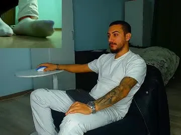 andrewbanner — Well Well Well what we have here !!! #master #feet #findom #cashmaster #daddy [2222 tokens remaining]