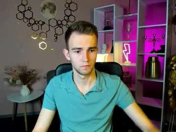 Freechat astren_villo on Chaturbate