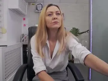 Freechat ellamilf on Chaturbate