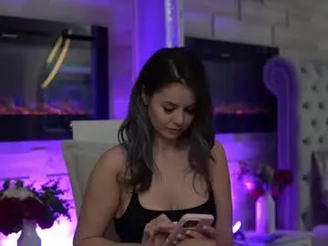 Freechat glamourousmom on Chaturbate