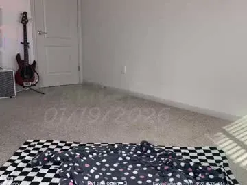 Freechat petitebrat on Chaturbate