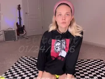 Freechat petitebrat on Chaturbate