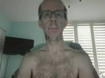 southflaman — Not paying attn to cam! Tip if you like hairy men [500 tokens remaining]