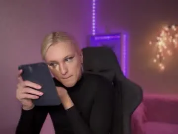 tiffany2005 — GOAL: cum in front of everyone [900 tokens remaining] Welcome to my room! #18 #bigdick #bigass #trans #cam