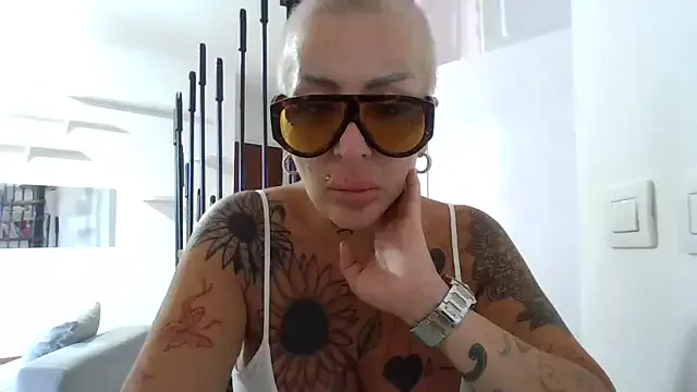 Freechat ASSERINAAA on StripChat