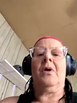 davisdesires@xh — Fuck my asshole fast masterbating till I