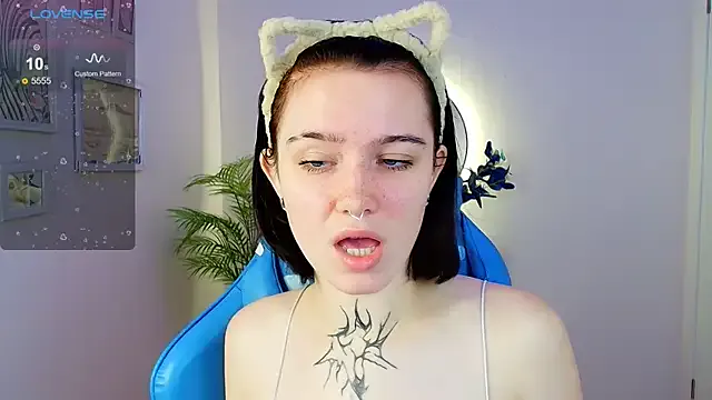 Elastikisss — teasing with straps