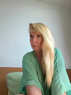 EmmaInLove23 on StripChat