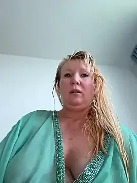 EmmaInLove23 on StripChat