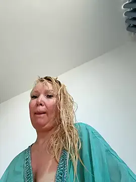 EmmaInLove23 on StripChat