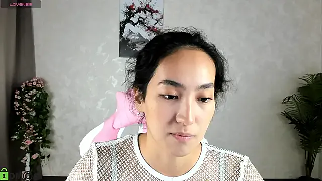 FlirtyAura — playing with lips