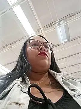 StripChat Italia_12 is Freechat Italia_12 — Showing breasts in a shopping mall