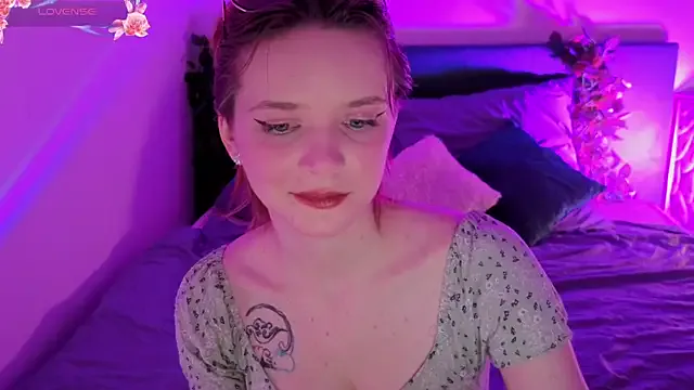 StripChat KiraMountrays is Freechat KiraMountrays — squeeze tits