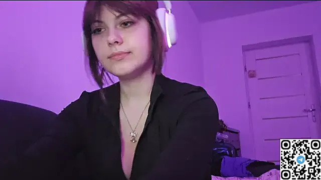 StripChat KristiBloom is Freechat KristiBloom — show chest and waist through t-shirt