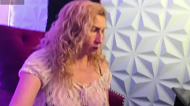 Private LilyQueen_cg on StripChat