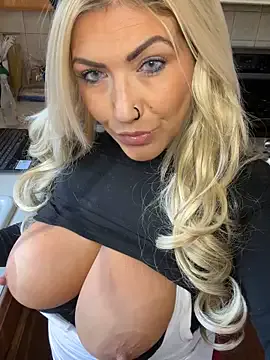 LittleMissEeve on StripChat 