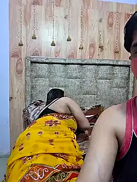 MOM-SUN-COUPLE — Condom buy