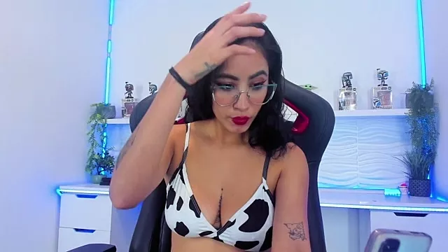 Freechat NicoleBlum on StripChat