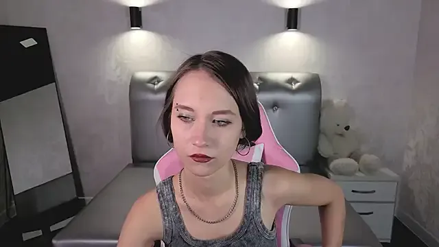 Freechat prettiestwinsor on StripChat