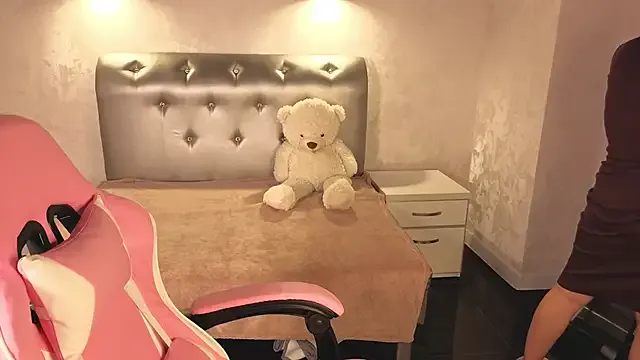 Freechat prettiestwinsor on StripChat