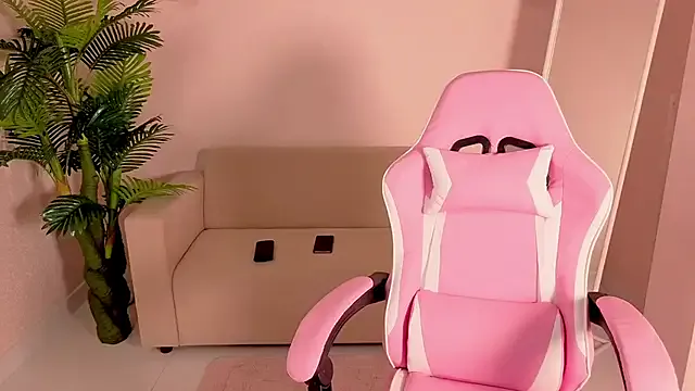 Freechat prettiestwinsor on StripChat