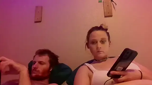 Queen2454 on StripChat