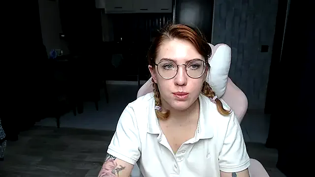 Freechat Reginasmilee on StripChat