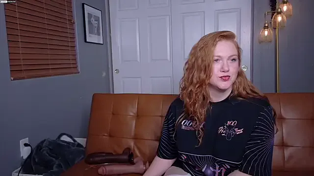 Scarlettredff — top off + finger pussy