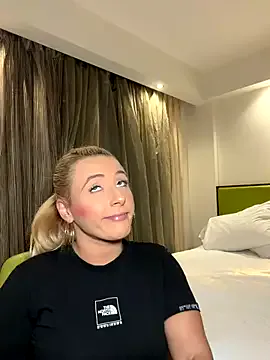 StripChat Strongqueen is Freechat Strongqueen — Flash boobs in public pub toilet