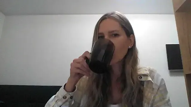 StripChat Tavriena is Private Tavriena — Oh,what if i show him a little shoulder?