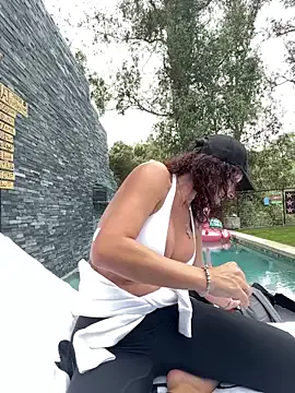 Offline therealbeverlycious on StripChat