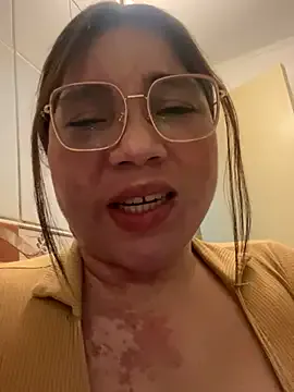 StripChat WhiteWomen is Freechat WhiteWomen — 4 FINGERS IN PUSSY WITH SQUIRT